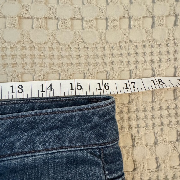 1822 LADIES JEANS DISTRESSED WITH RAW HEM SIZE 12 - Picture 6 of 8